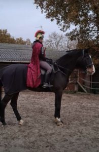 Frau Fritz als St. Martin auf dem Schulpferd